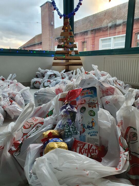 Sachets de friandises distribués aux écoliers pour Noël