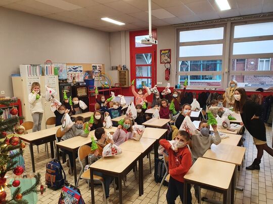Les élèves après la remise des friandises de Noël