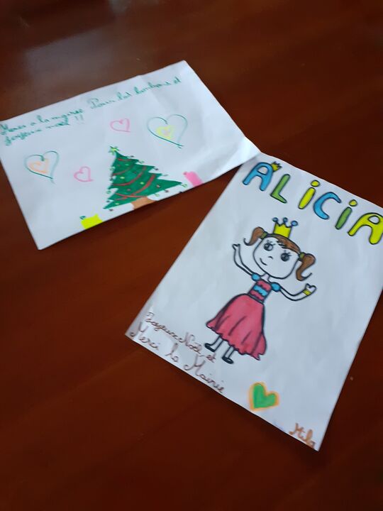 2 dessins de remerciement des écoliers suite à la distribution de friandises pour Noël.