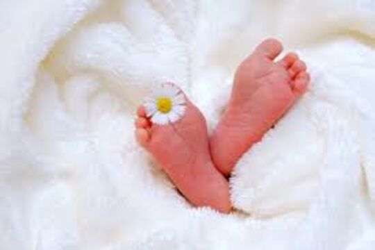 Deux petits pieds d'enfant symbolisant la naissance