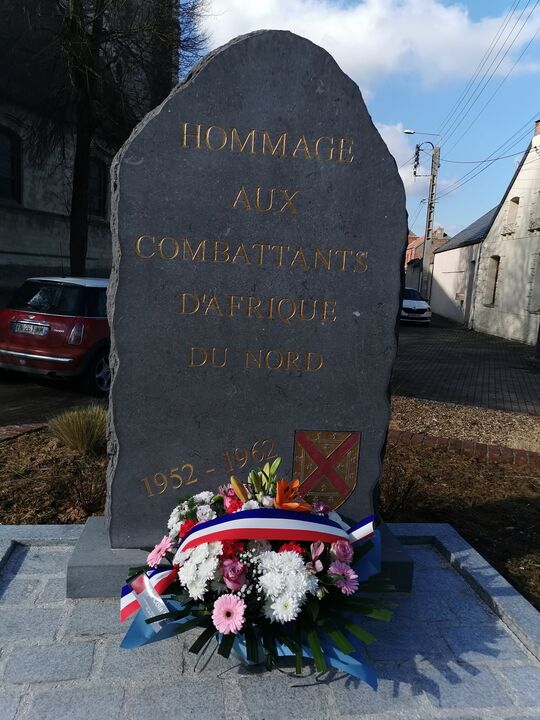 dépôt de gerbe sur la stèle des anciens combattants d'Afrique du Nord gerbe de fleurs sur la stèle en l'honneur des anciens combattants d'Afrique du Nord